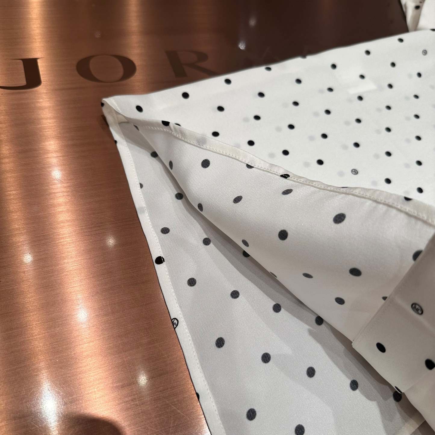 V-neck white polka dot short-sleeved loose-fitting shirt with tie detail