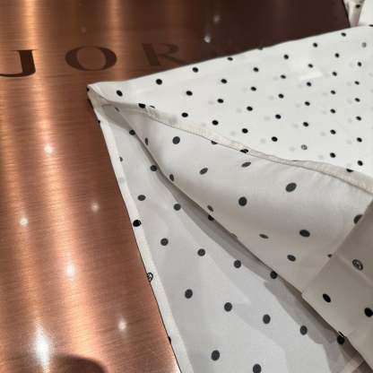 V-neck white polka dot short-sleeved loose-fitting shirt with tie detail