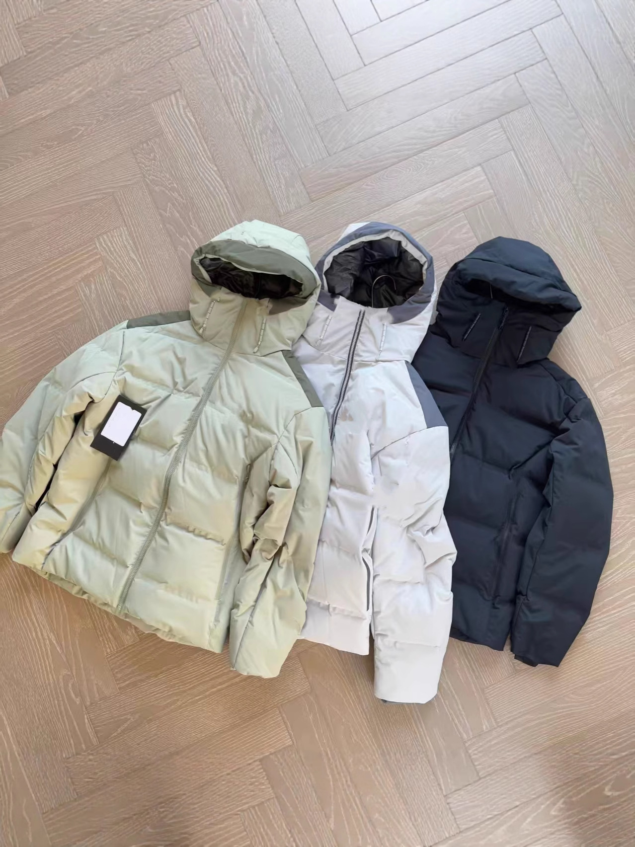 Men's hooded long-sleeved down jacket, stylish, versatile, slimming, and warm.