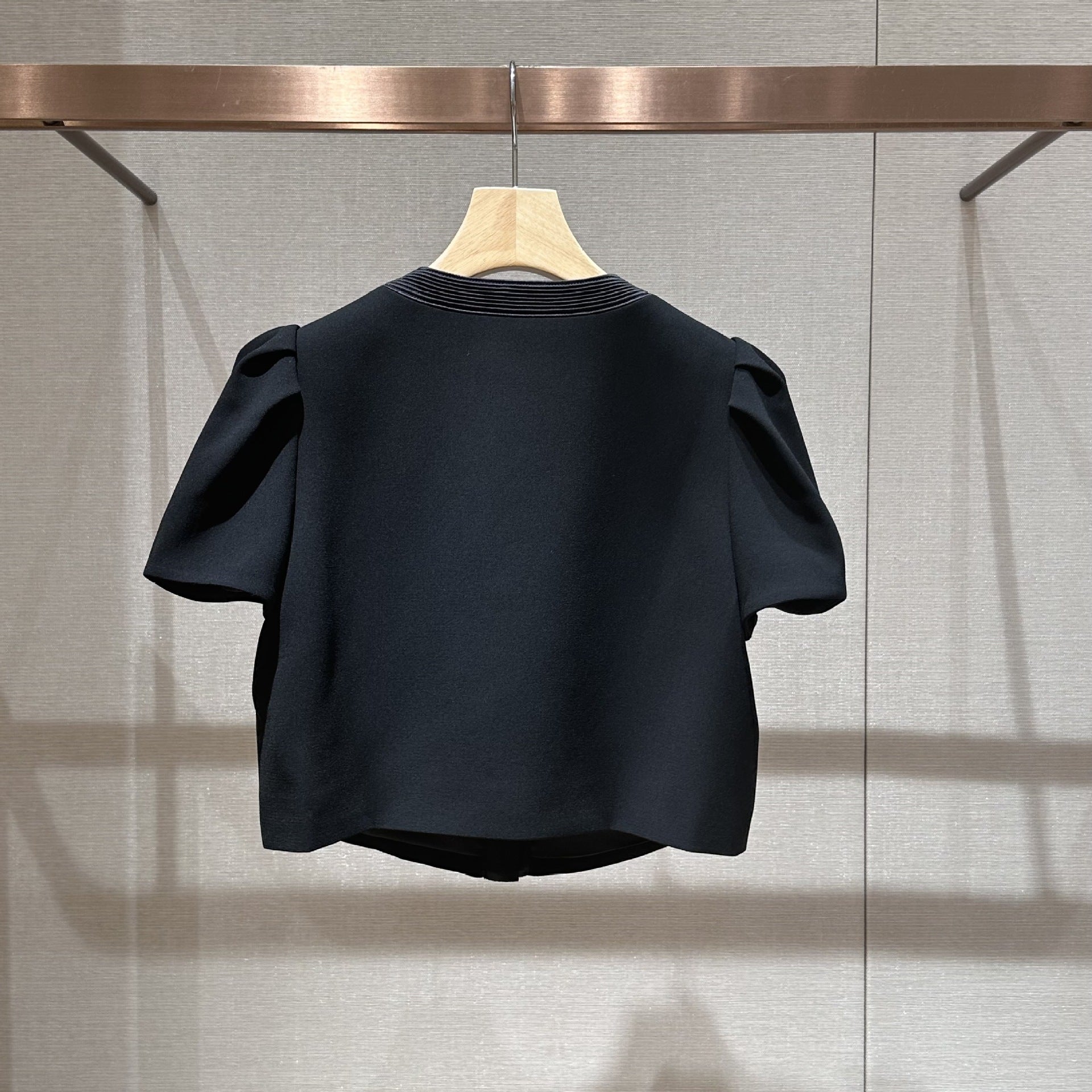 Round-neck, single-breasted, slim-fitting jacket/top