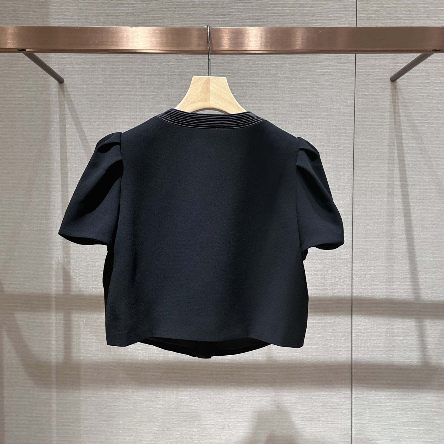 Round-neck, single-breasted, slim-fitting jacket/top