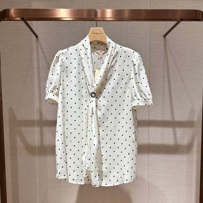 V-neck white polka dot short-sleeved loose-fitting shirt with tie detail