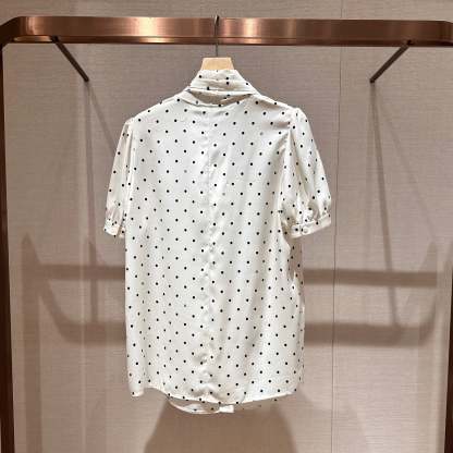 V-neck white polka dot short-sleeved loose-fitting shirt with tie detail