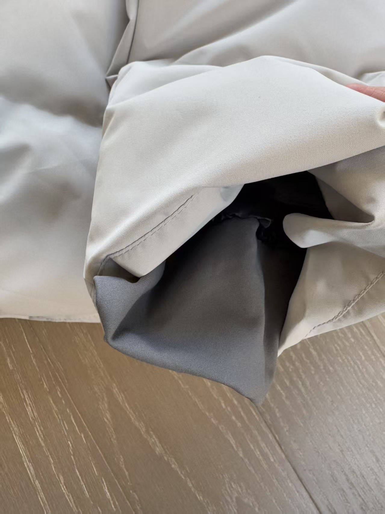 Men's hooded long-sleeved down jacket, stylish, versatile, slimming, and warm.