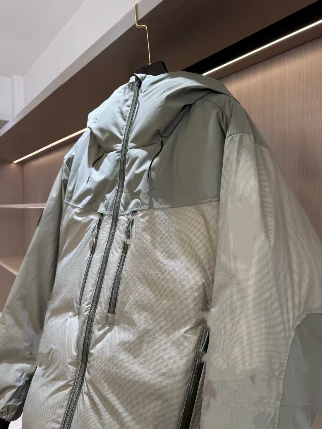 Men's hooded long-sleeved down jacket