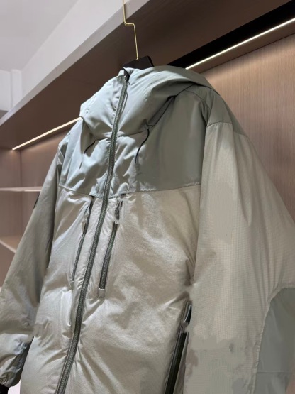 Men's hooded long-sleeved down jacket