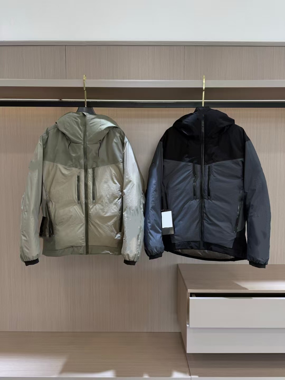 Men's hooded long-sleeved down jacket