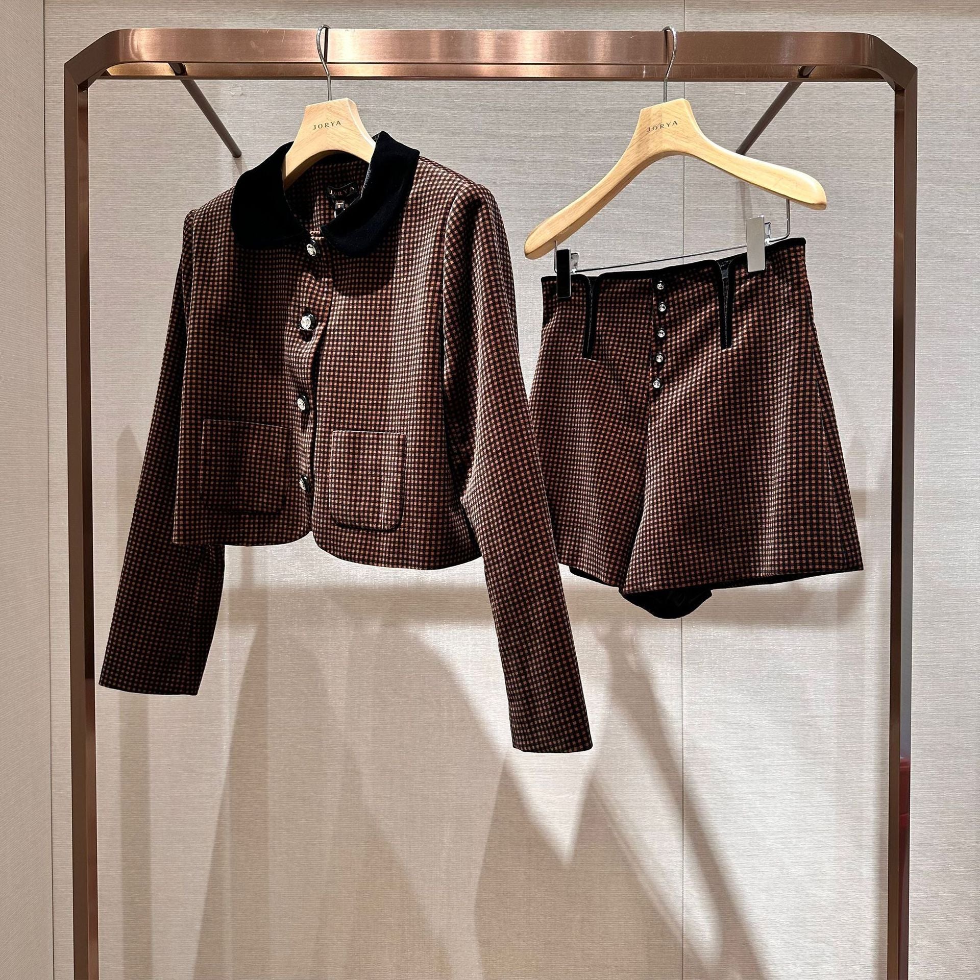 Long-sleeved, collared, single-breasted, short-length jacket/coat