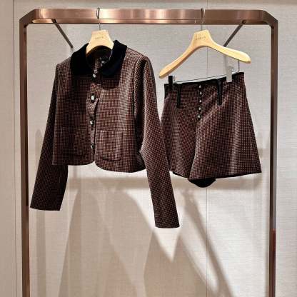 Long-sleeved, collared, single-breasted, short-length jacket/coat