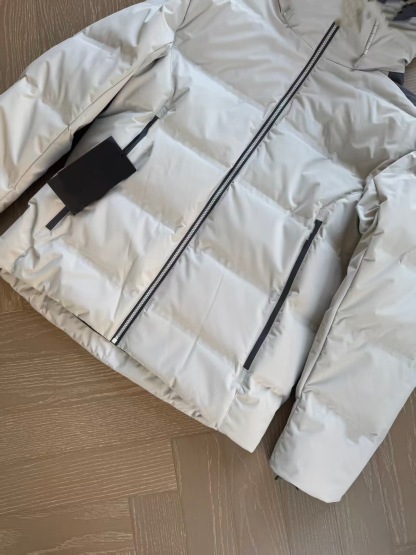 Men's hooded long-sleeved down jacket, stylish, versatile, slimming, and warm.