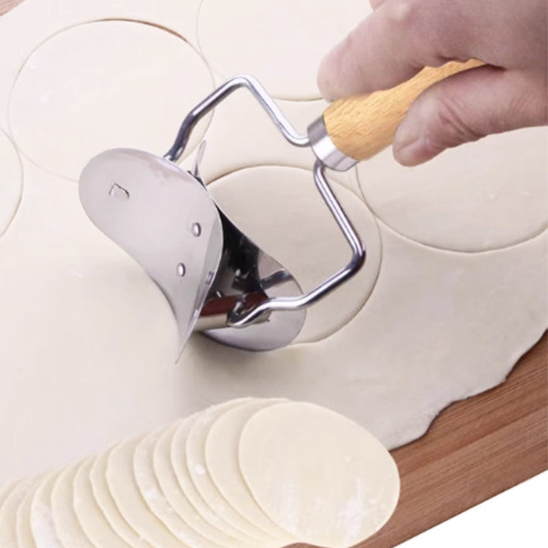 📢📢50 % DE RÉDUCTION !! ⏰Découpe-pâte à raviolis inox – Lame tranchante, manche bois, des feuilles de wonton parfaites en secondes, l’outil malin pour vos raviolis, gyoza et dim sum maison 🥢👌