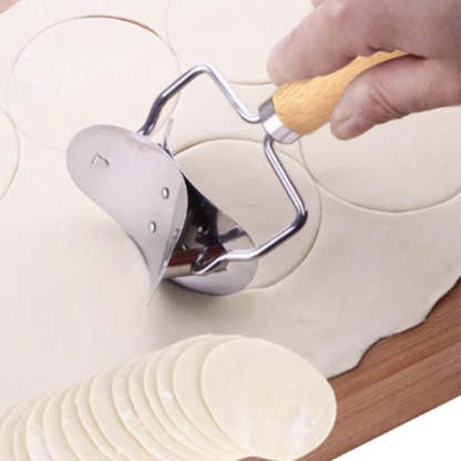 📢📢50 % DE RÉDUCTION !! ⏰Découpe-pâte à raviolis inox – Lame tranchante, manche bois, des feuilles de wonton parfaites en secondes, l’outil malin pour vos raviolis, gyoza et dim sum maison 🥢👌