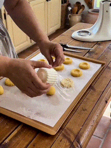 Easy press pastry and cookie mold in use Easy press pastry and cookie mold in use