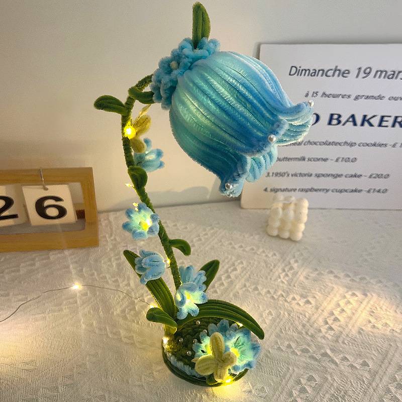 Zestaw DIY z drucików kreatywnych (chenille) – lampka z konwalią, dekoracyjna lampka stołowa