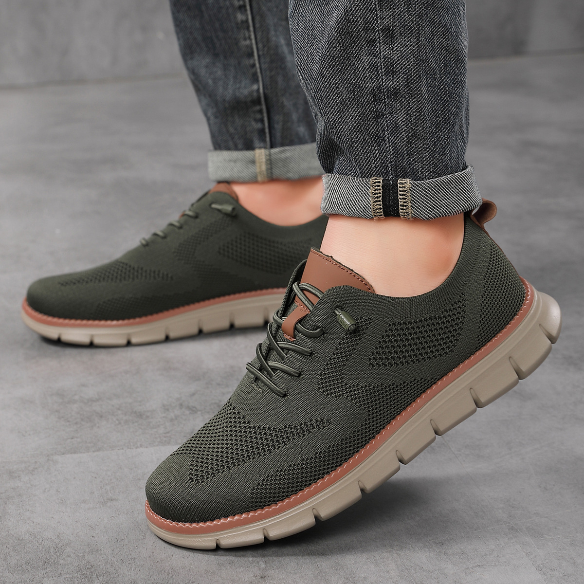 2026 New Lightweight and Breathable Flyknit Men's Sports Shoes