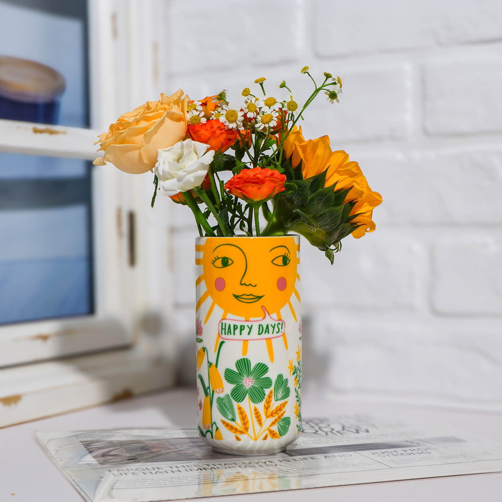 Radiant Sun Face Vase - A Whimsical Decor for a Sunny Home
