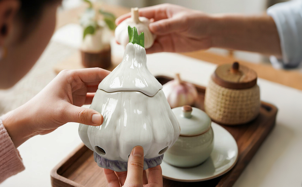 Garlic keeper