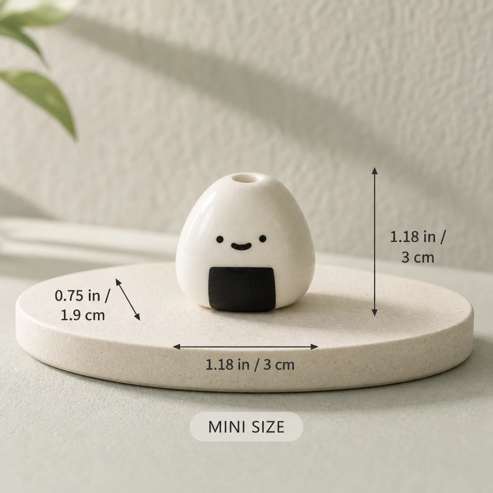 Onigiri mini ceramic vase dimensions: 3 cm high, 3 cm wide, 1.9 cm deep