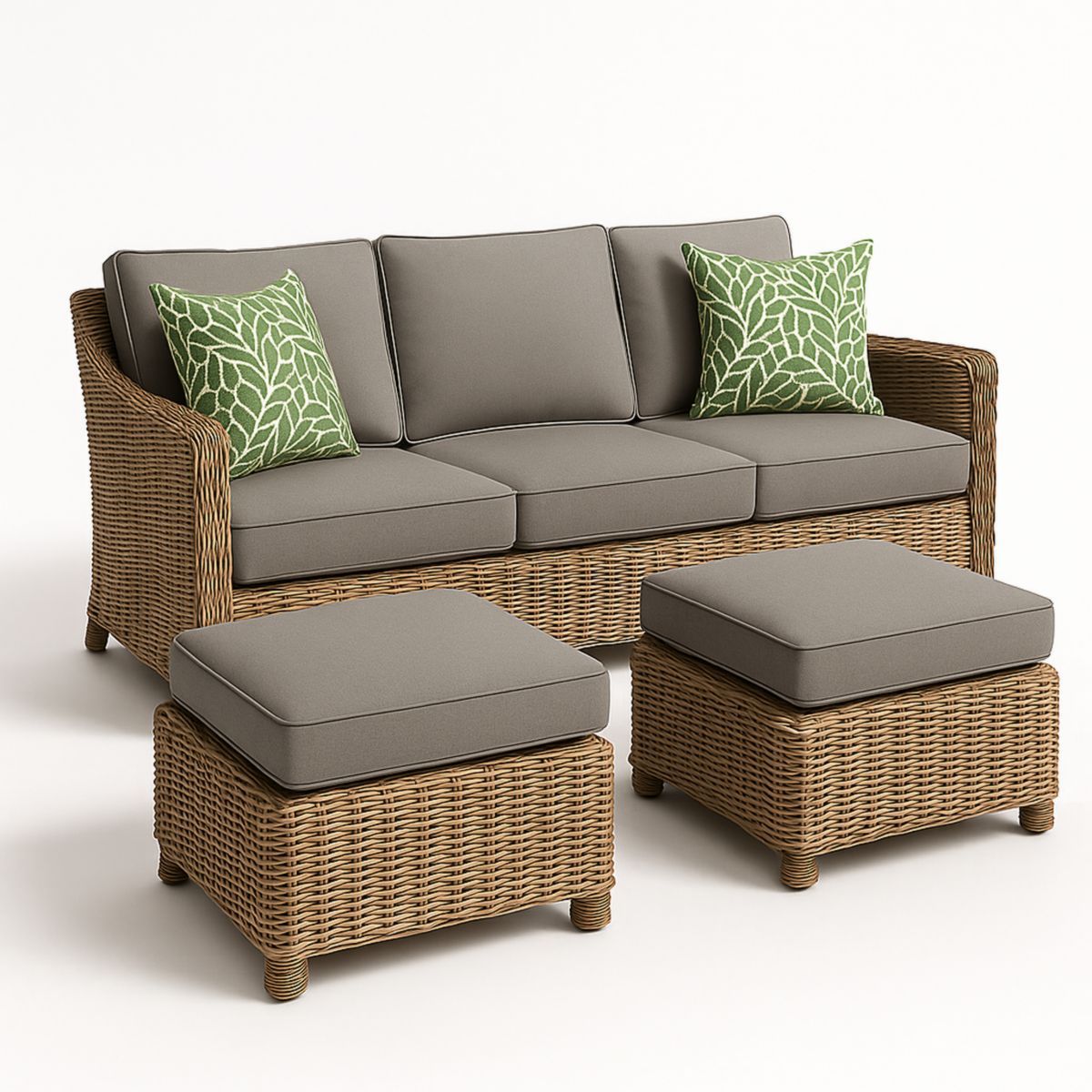 Rotan loungeset met grijze kussens en groene sierkussens, inclusief driezitsbank en twee hockers