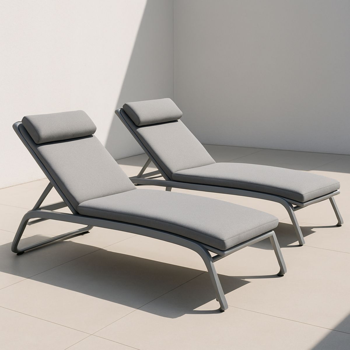 Set van 2 aluminium ligstoelen met grijze polyester kussenhoezen