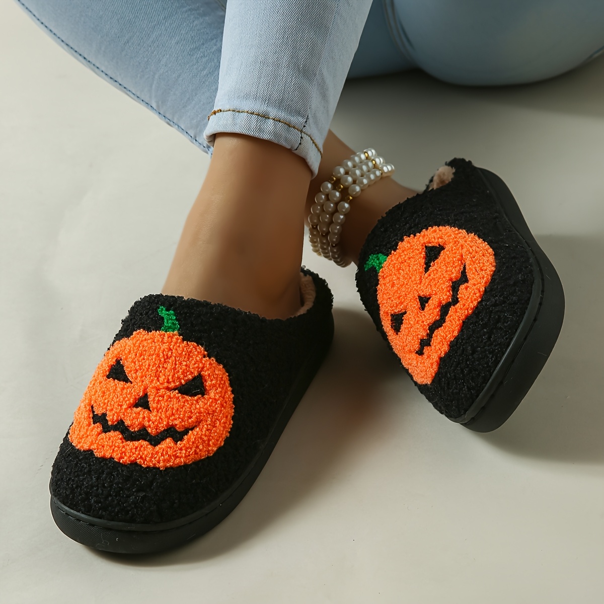 🔥Mega Sale - Buy Now & Save 50% OFF🔥Soft and comfortable slip-on slippers with pumpkin-face print and non-slip soles.