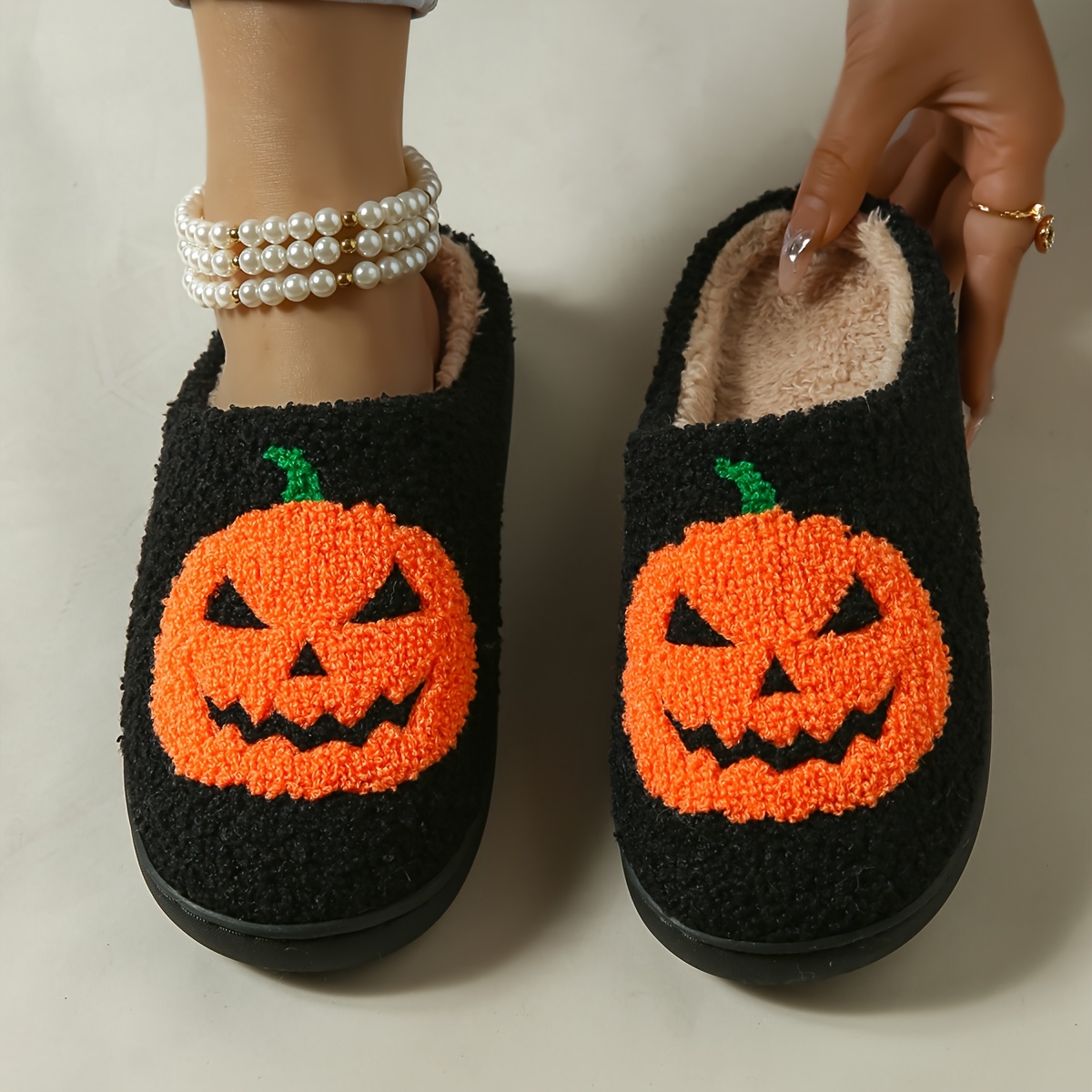 🔥Mega Sale - Buy Now & Save 50% OFF🔥Soft and comfortable slip-on slippers with pumpkin-face print and non-slip soles.