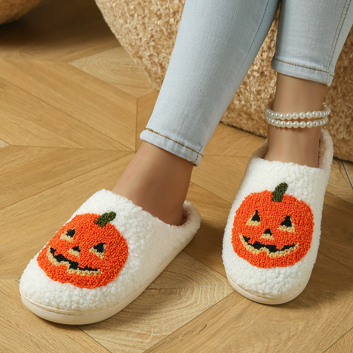 🔥Mega Sale - Buy Now & Save 50% OFF🔥Soft and comfortable slip-on slippers with pumpkin-face print and non-slip soles.