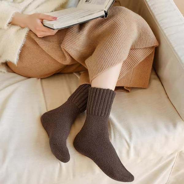 🔥Last Day Promotion 50% OFF - 🏆 5 Pairs Women's Solid Mid-calf Socks