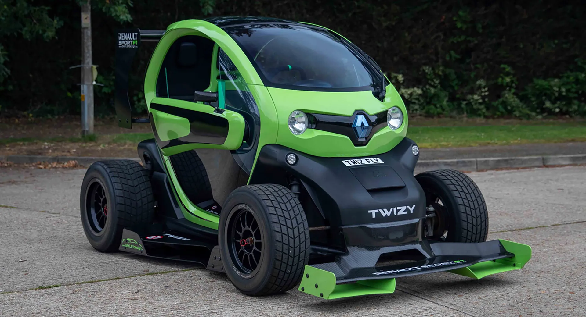 To get around the city differently, the solution is called Twizy! With 1 or 2 people, this electric quadricycle is ideal for urban mobility.