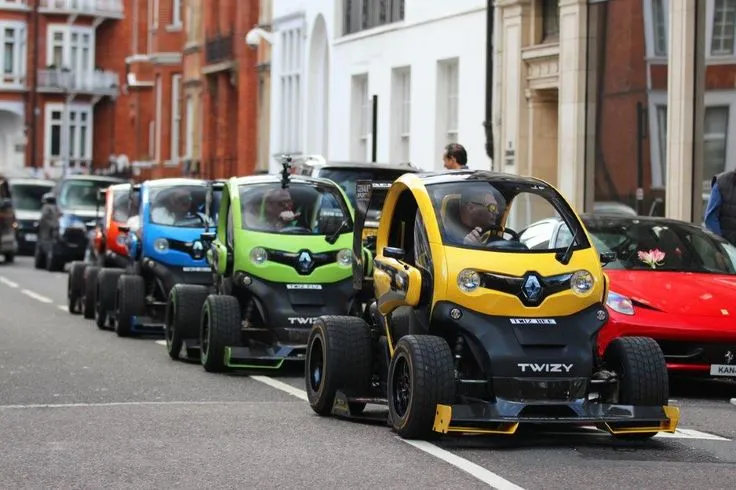 To get around the city differently, the solution is called Twizy! With 1 or 2 people, this electric quadricycle is ideal for urban mobility.