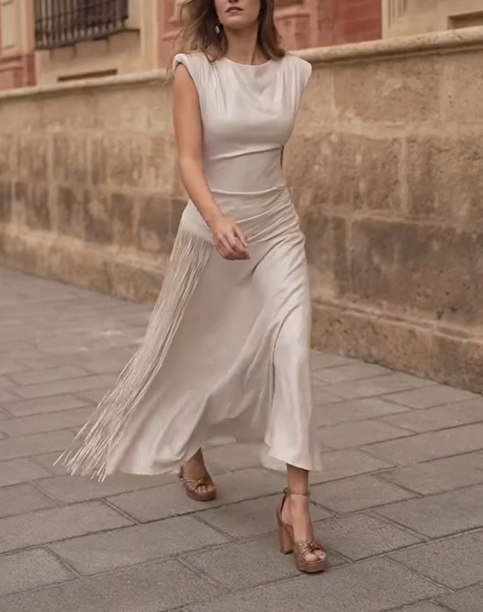 Vestido blanco de seda con hombros altos