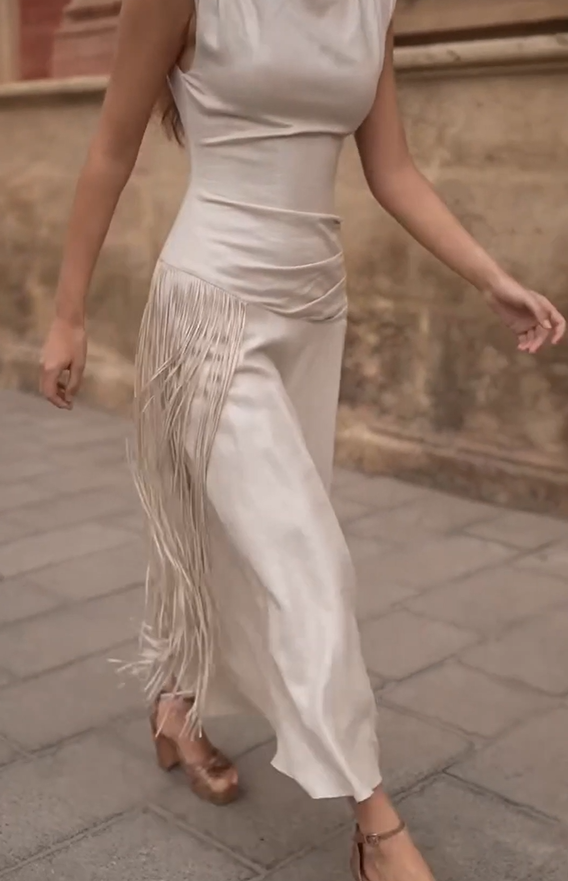 Vestido blanco de seda con hombros altos