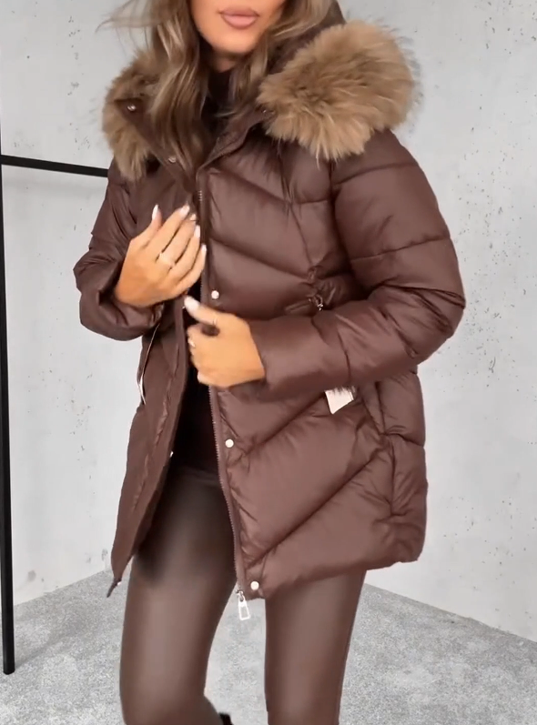 Diamond-patterned down jacket with a plush collar and fitted waist.