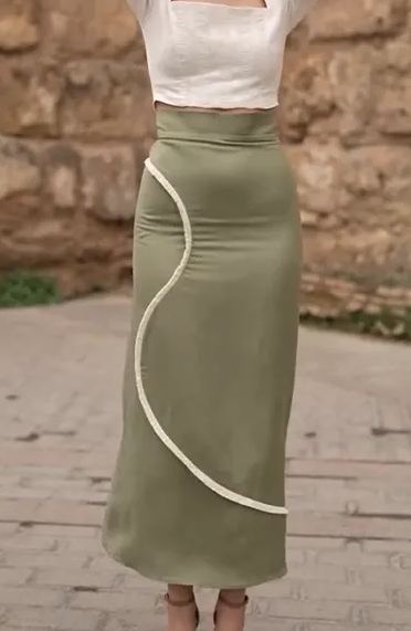 Cuello cuadrado con mangas de golondrina y borlas