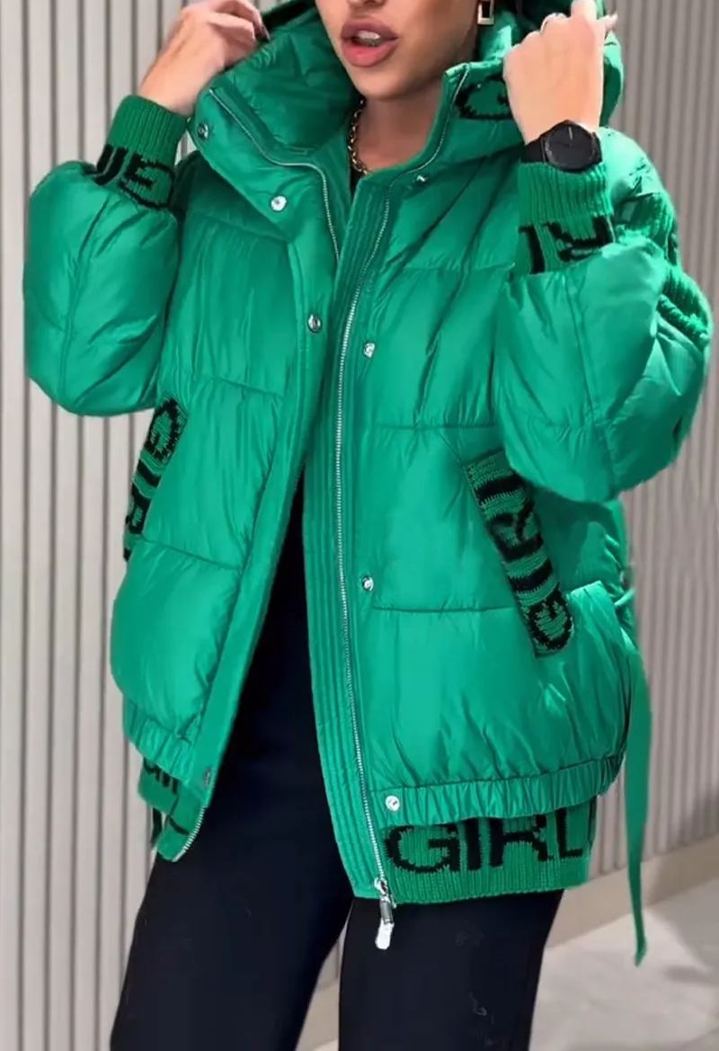 Chaqueta corta de algodón con parches de malla y alfabeto