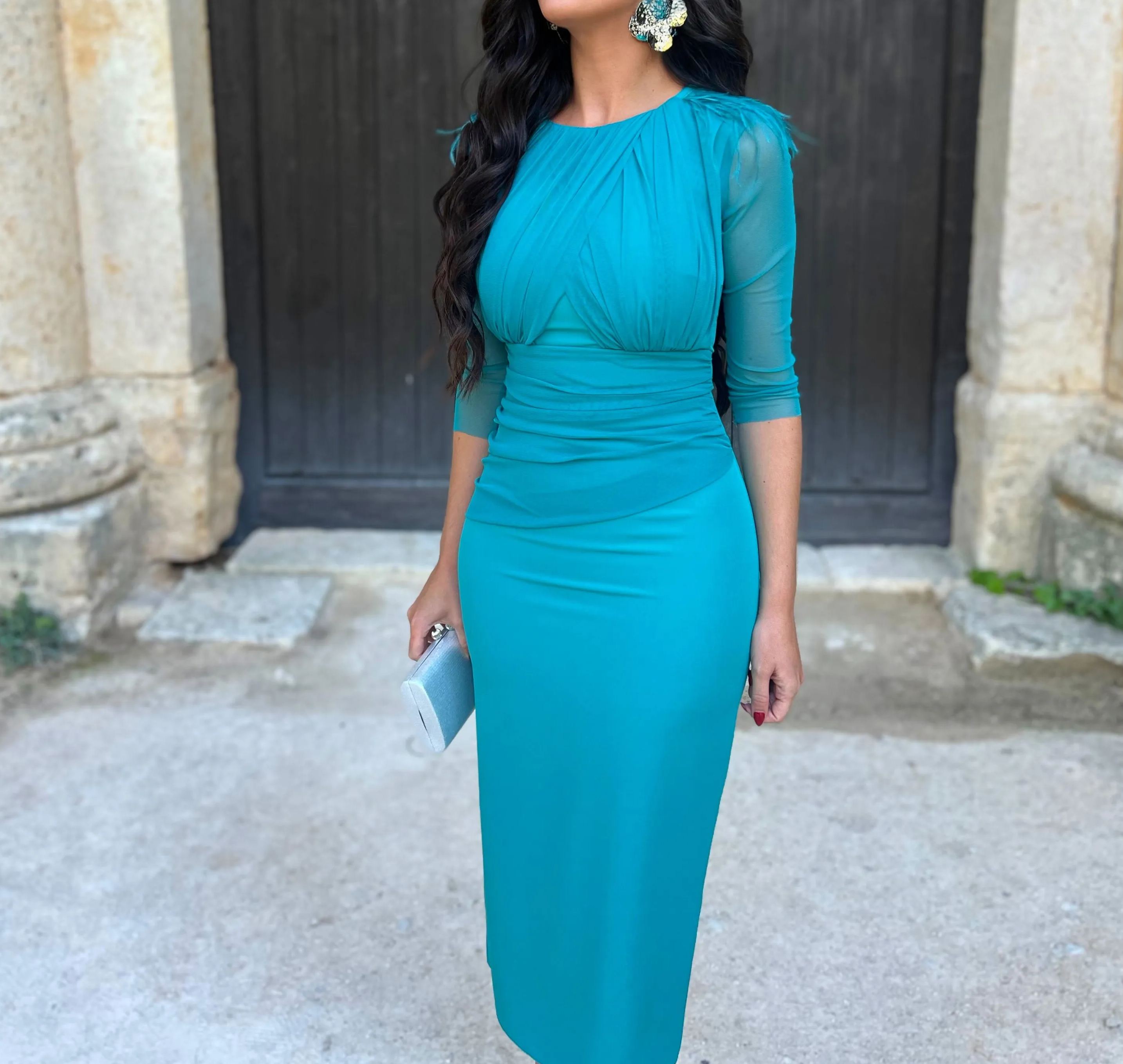 Vestido elegante turquesa con mangas transparentes