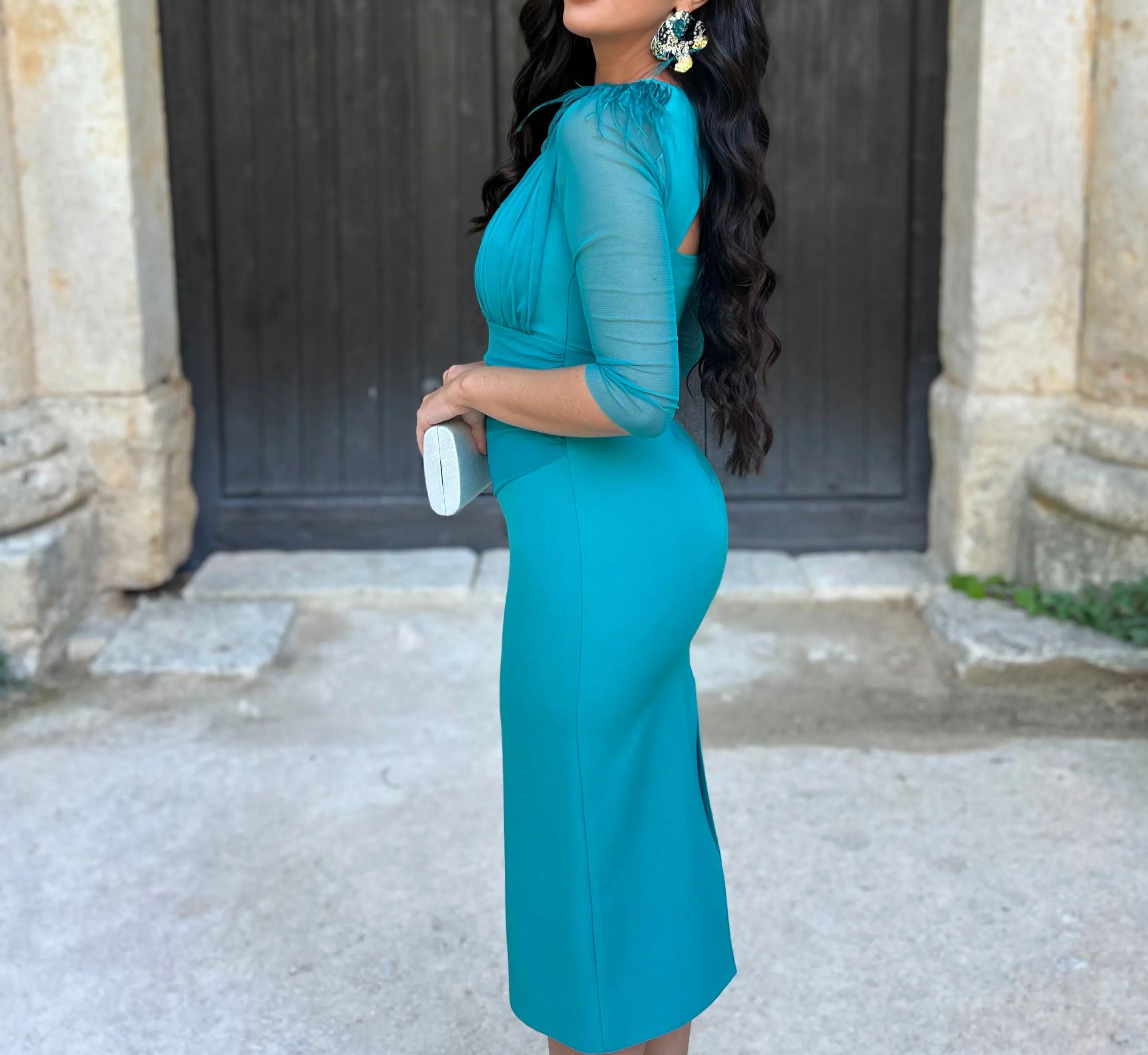 Vestido elegante turquesa con mangas transparentes