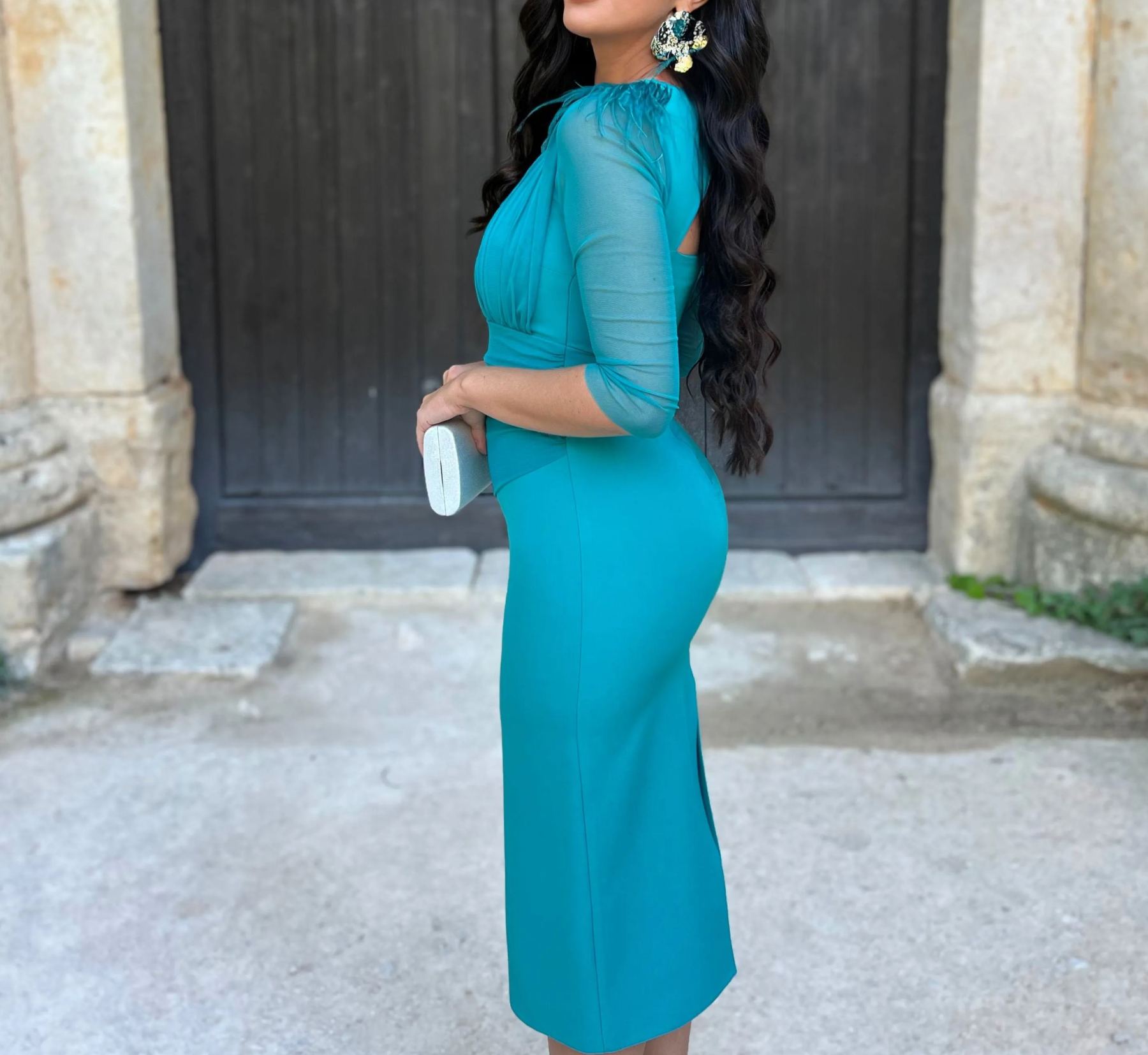 Vestido elegante turquesa con mangas transparentes