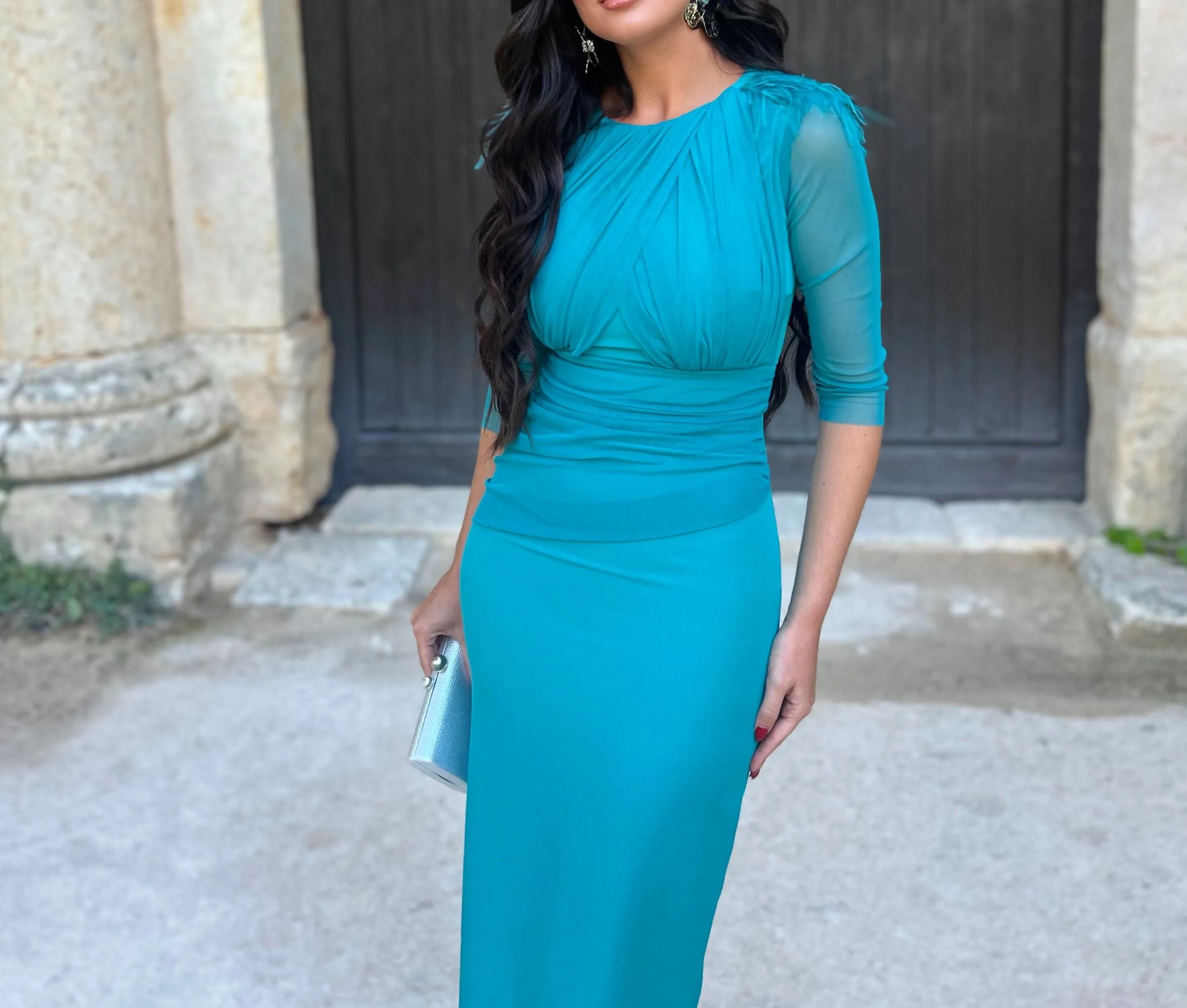 Vestido elegante turquesa con mangas transparentes