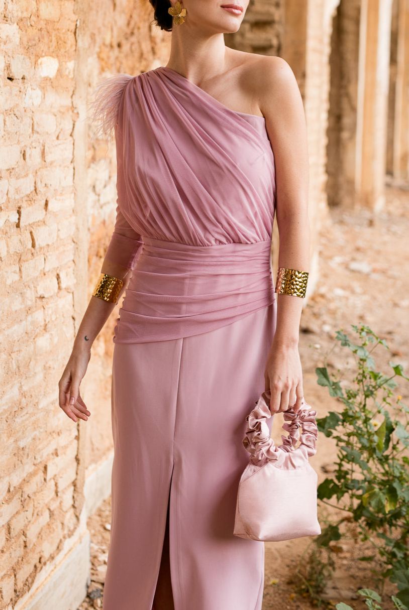 Vestido midi drapeado asimétrico en color rosa nude
