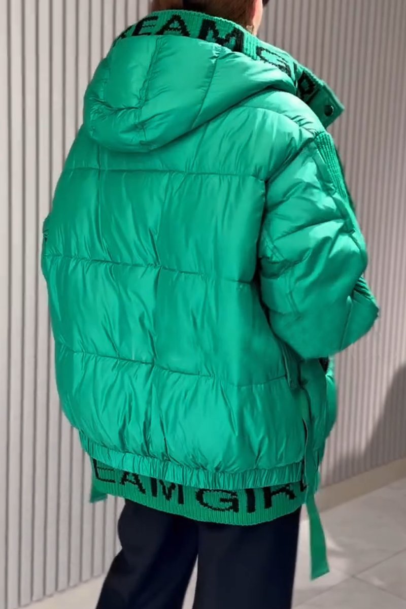 Chaqueta corta de algodón con parches de malla y alfabeto