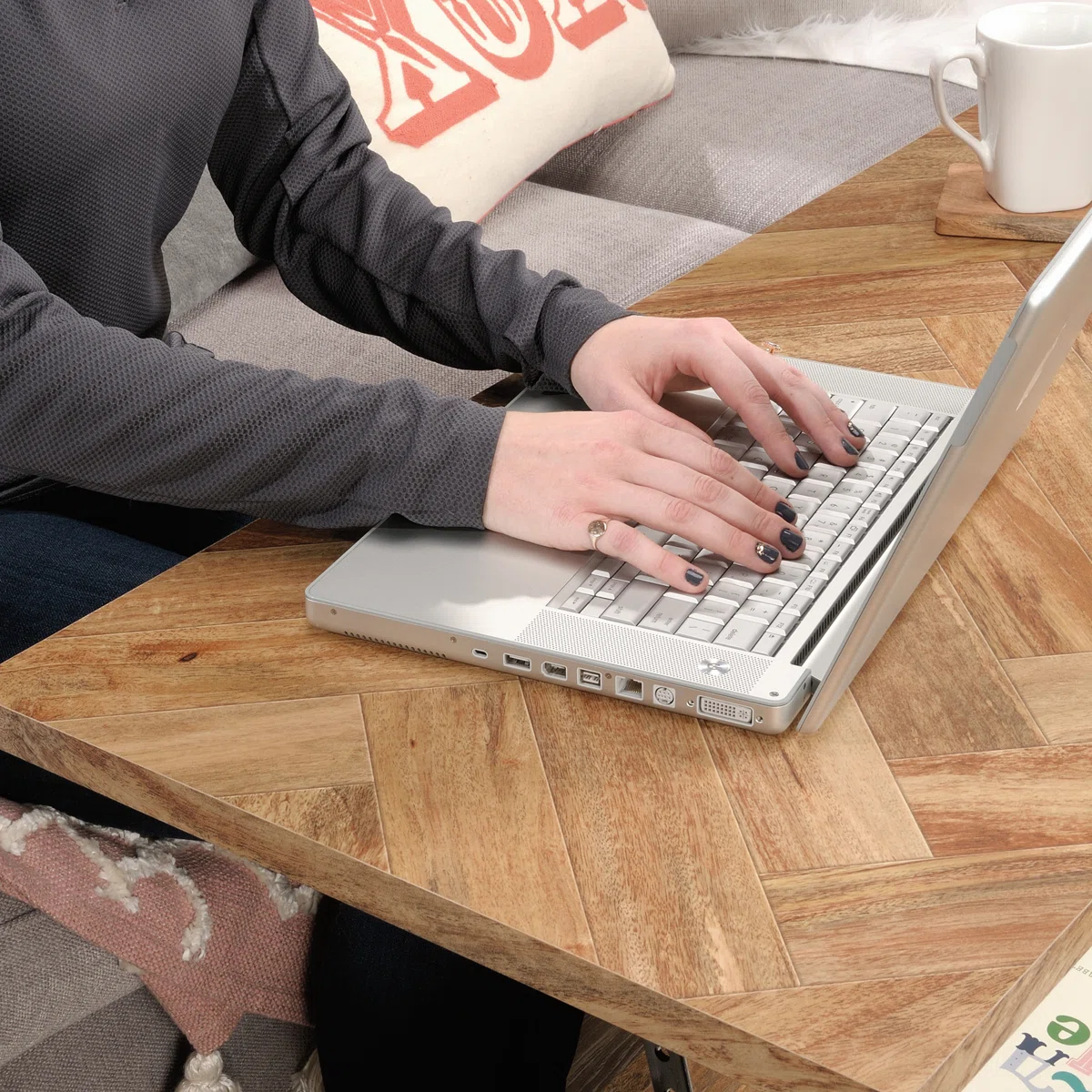 Table basse relevable McCaslin en bois