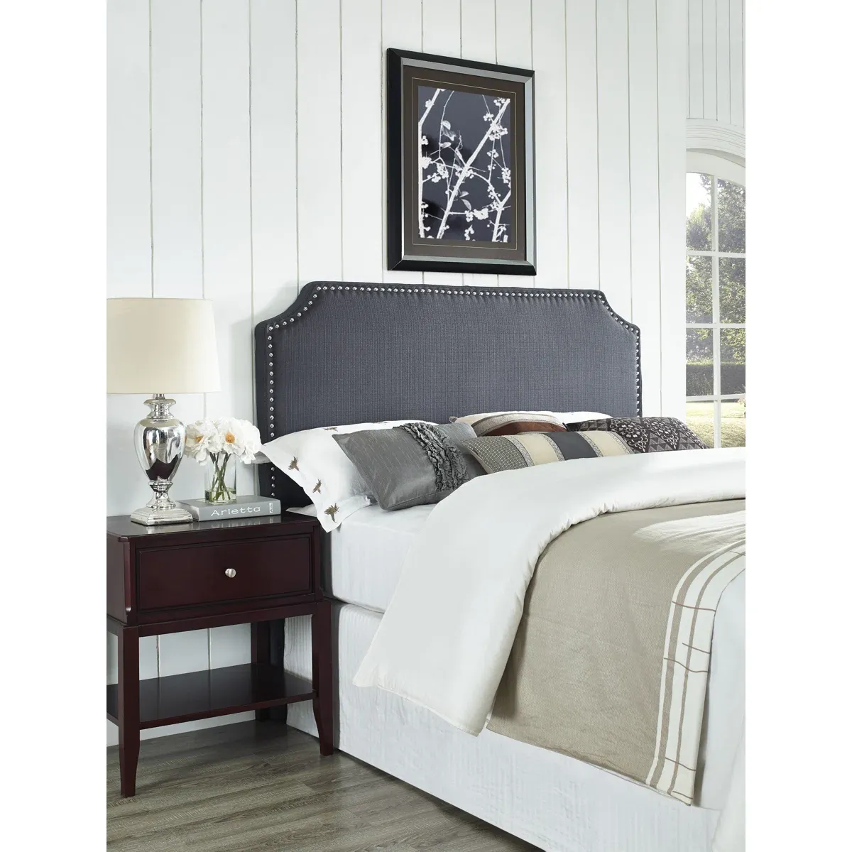 Tête de lit Hillary – Design élégant avec bords courbés et clous décoratifs