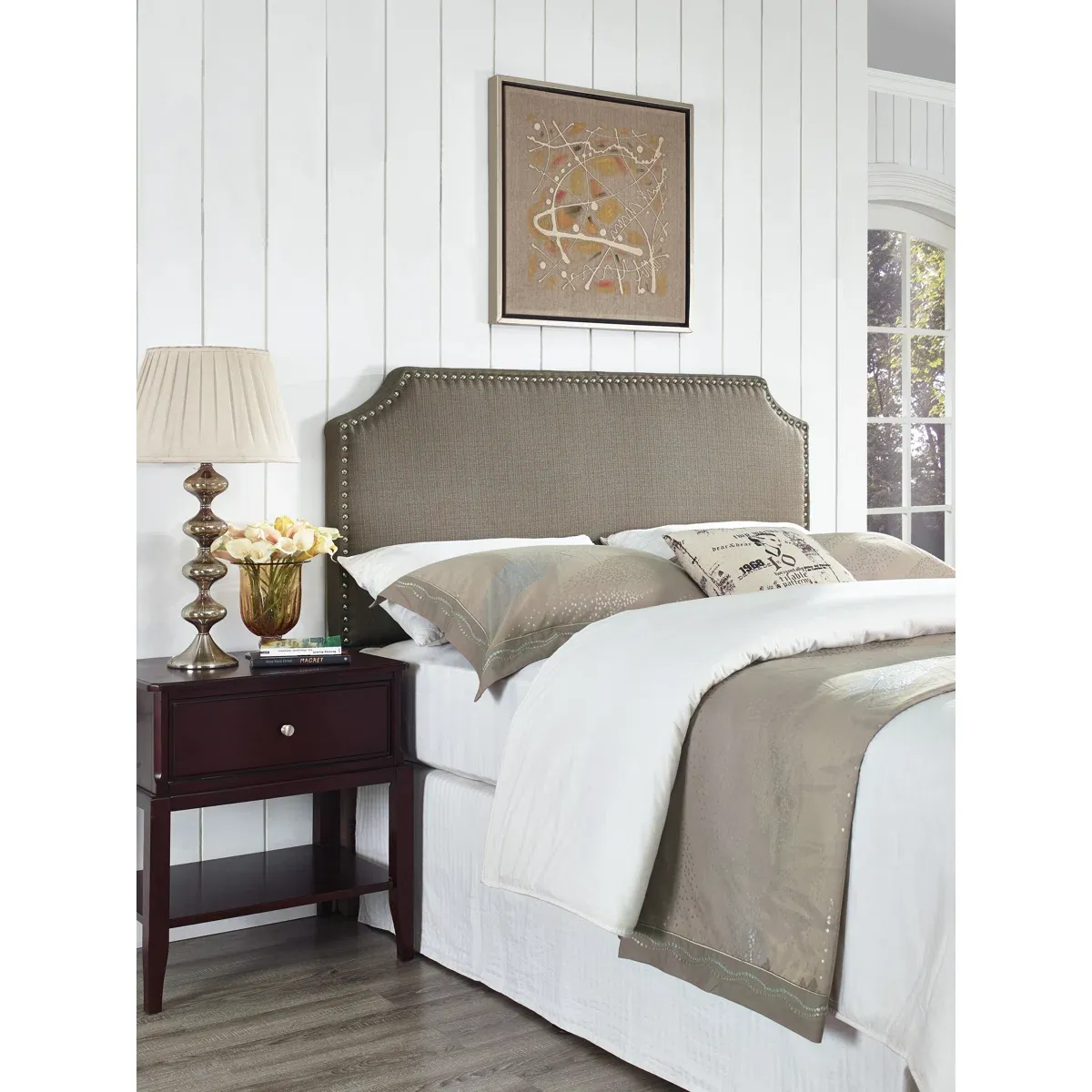 Tête de lit Hillary – Design élégant avec bords courbés et clous décoratifs