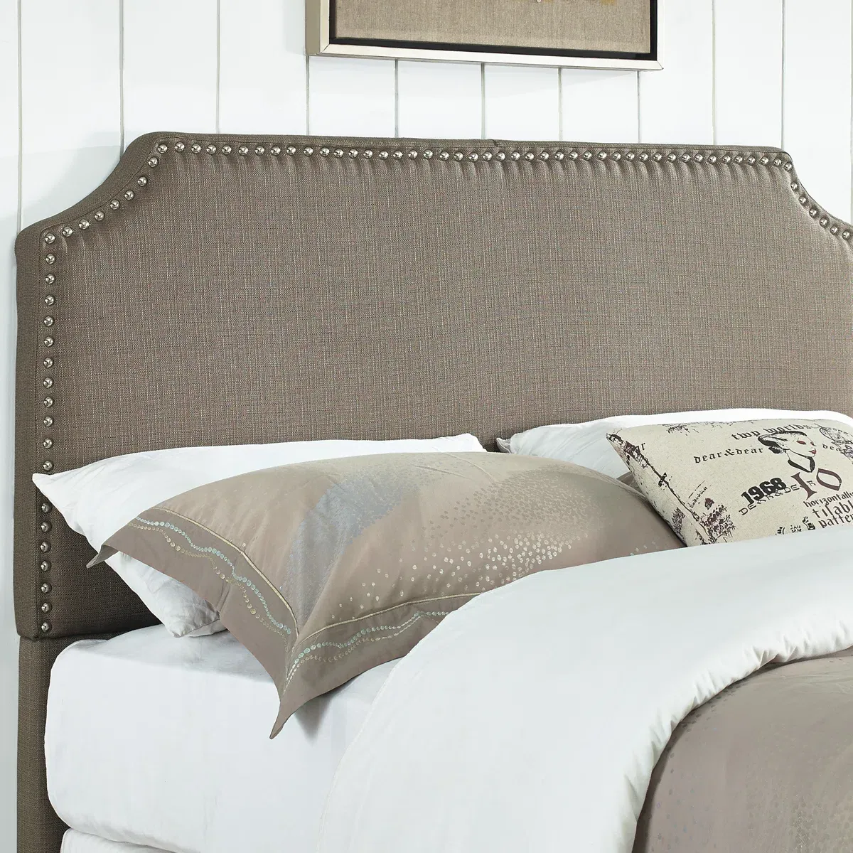 Tête de lit Hillary – Design élégant avec bords courbés et clous décoratifs