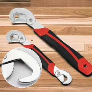 Multifunctional quick-adjustable pipe wrench