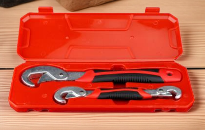 Multifunctional quick-adjustable pipe wrench