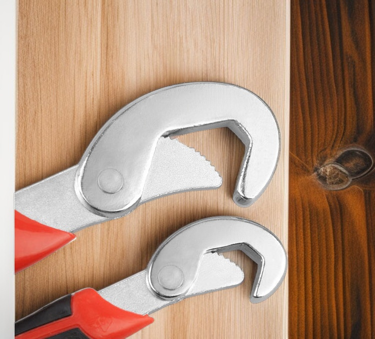 Multifunctional quick-adjustable pipe wrench