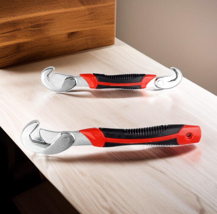 Multifunctional quick-adjustable pipe wrench