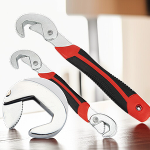 Multifunctional quick-adjustable pipe wrench